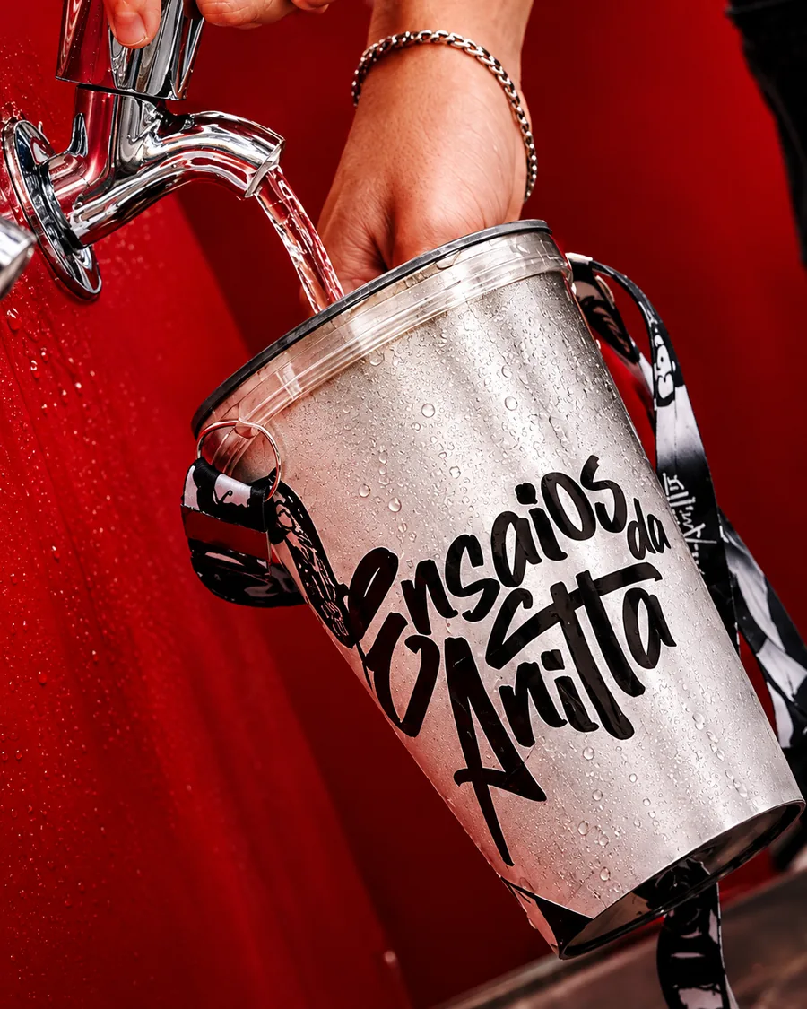 Copo Ensaios da Anitta sendo enchido em uma torneira de chope